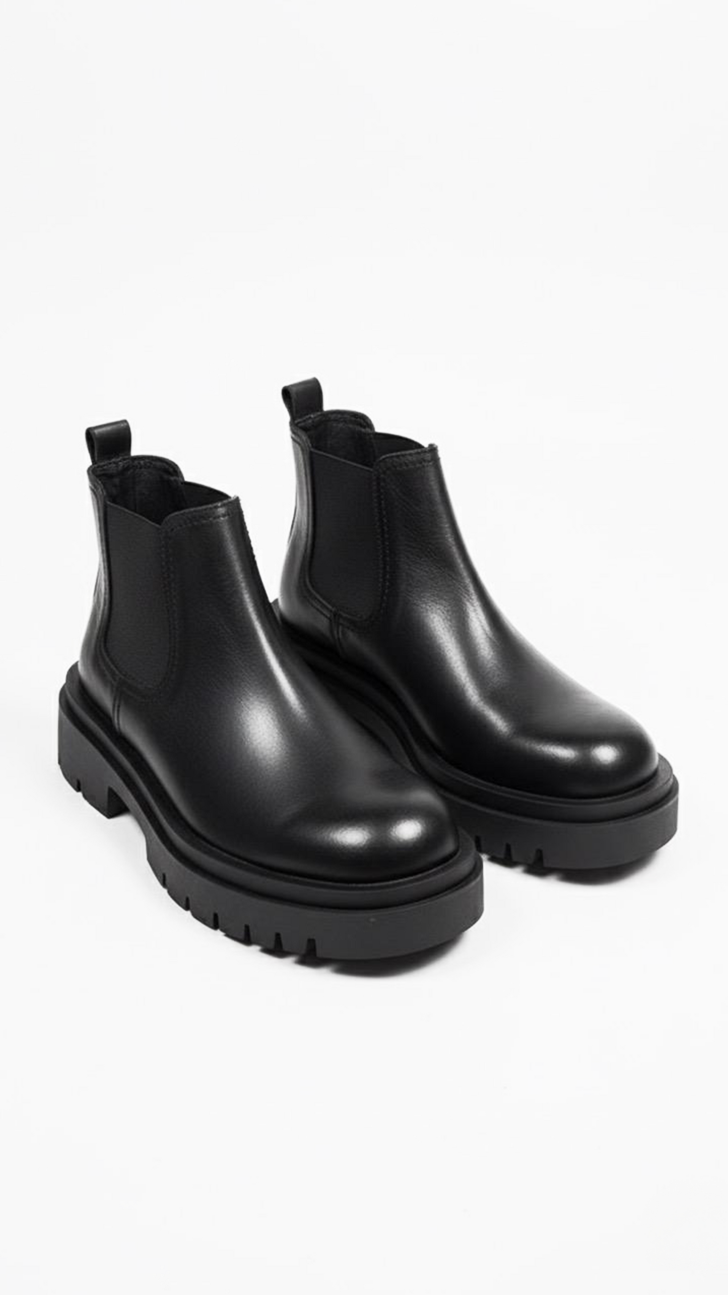 Confident. Seamless. Grounded in purpose. BRAN embodies JUMEL's refined minimalism — a modern Chelsea boot crafted in smooth black leather with a bold sole and understated edge. Designed for balance between presence and ease, it's the quiet power in motion.